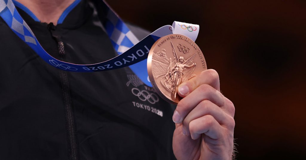 مدال برنز بر گردن یک ورزشکار